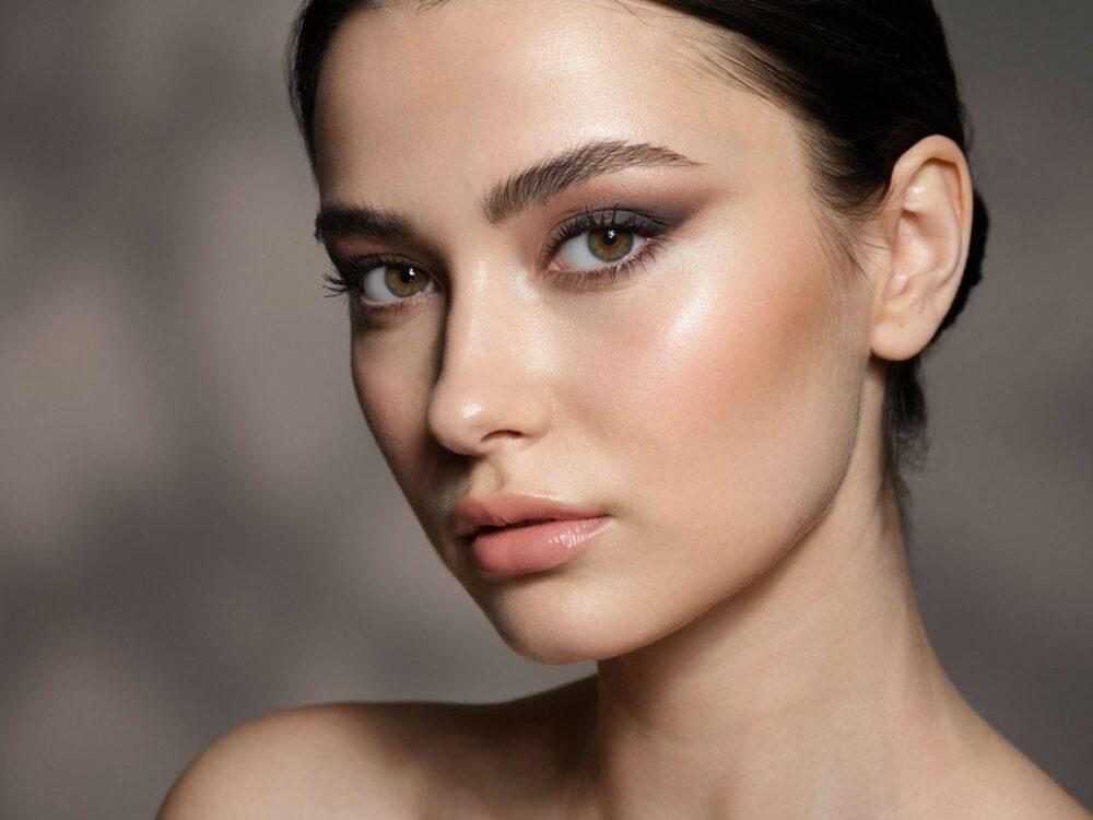 czerwone usta i smokey eyes