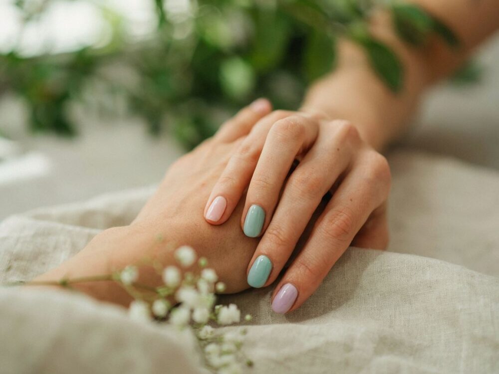 manicure z pastelowymi odcieniami