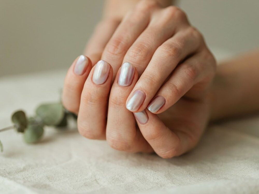 manicure z perłowym efektem