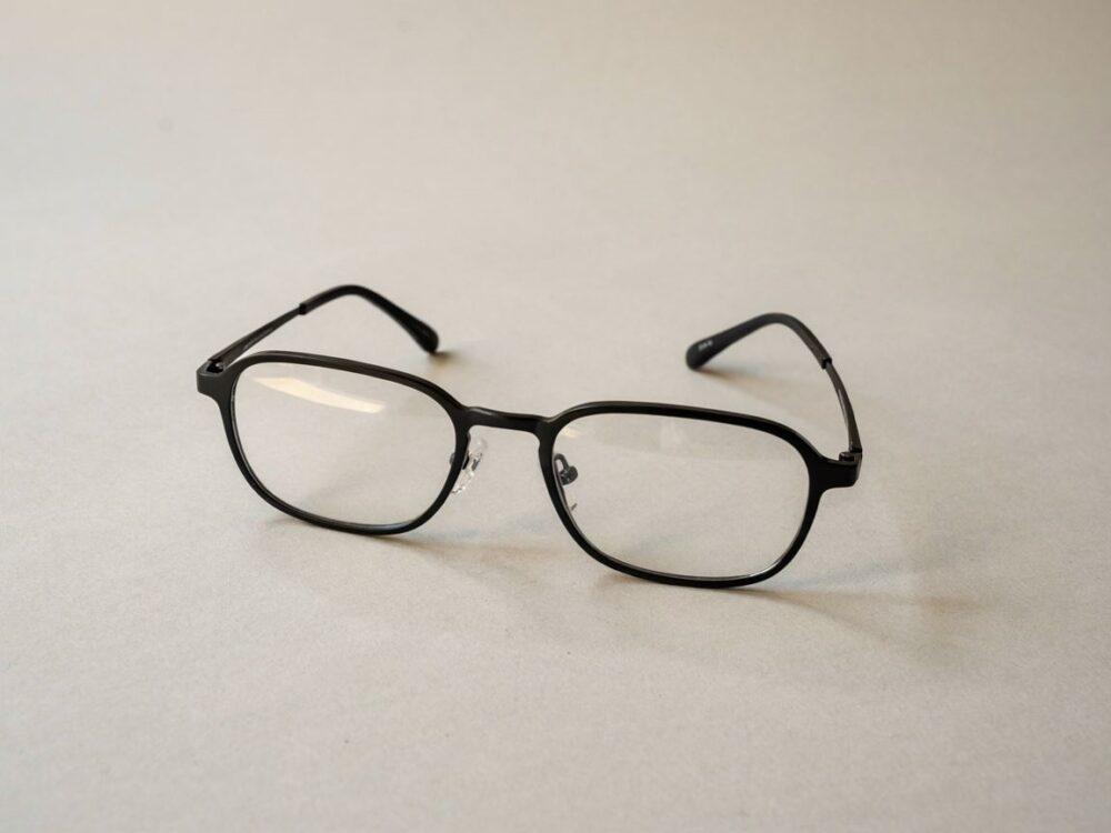 okulary z oprawkami szklanymi