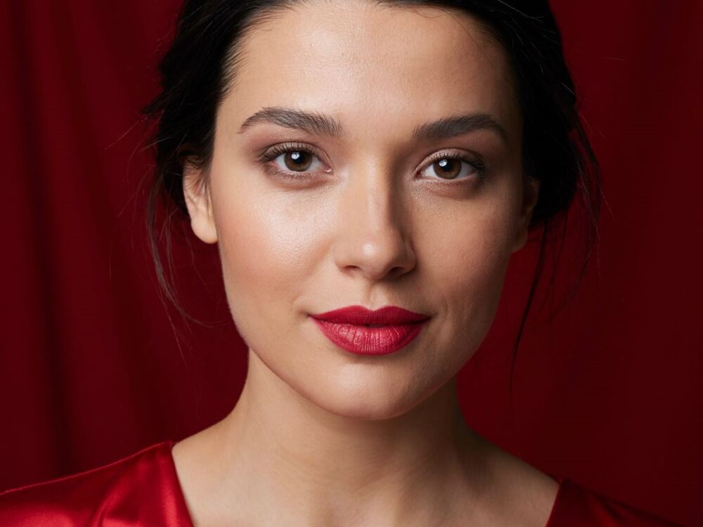 smokey eyes z czerwoną sukienką